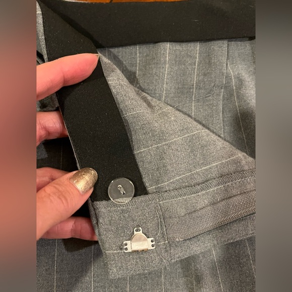 Wide leg pants. Elastic waistband. 2 pockets. Belted. Grey w/ white stripes. M - Picture 7 of 12